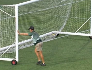 Πρώτη φορά στα χρονικά - Διακόπηκε το ματς επειδή έσπασε το δοκάρι (βίντεο)